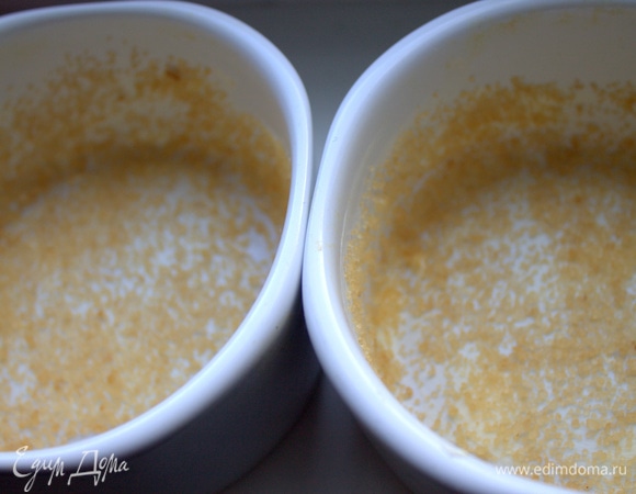 Керамические формочки диаметром 11 см смазать маслом и посыпать сахаром. Я опять использовала коричневый.