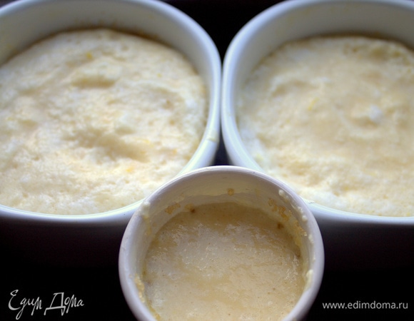 Переносим состав в формочки на 2/3. У меня две большие порции и одна мини в керамическом стаканчике.