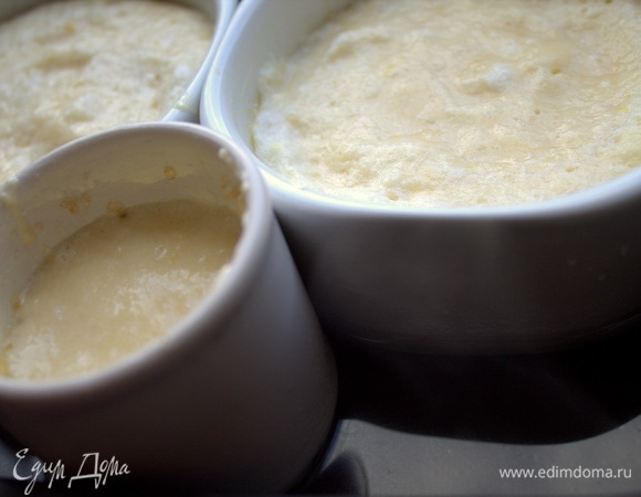 Поставить в форму для запекания и налить в нее кипяток до половины.