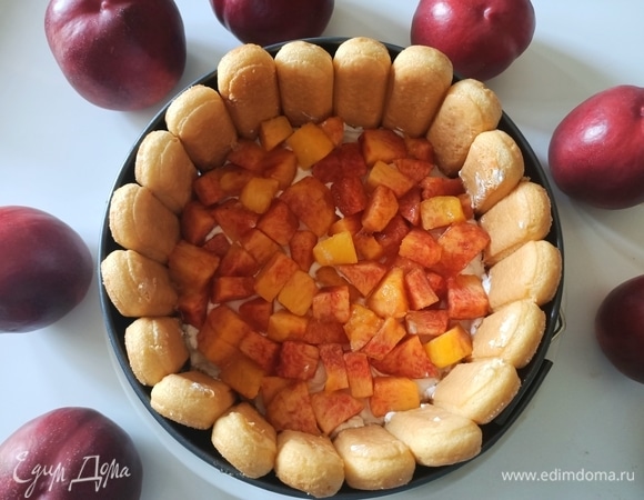 Берем два нектарина, очищаем и нарезаем кубиками. Выкладываем половину крема и сверху укладываем нарезанные нектарины.