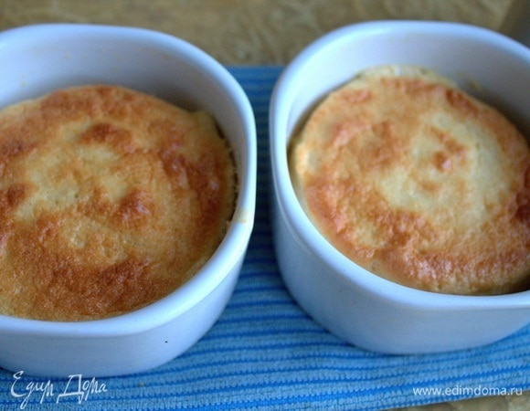 Достаем из духовки, даем чуть остыть. Проводим ножом вдоль стенок формочек.