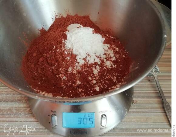 Соединить все сухие ингредиенты для коржа. Добавляю два яйца, сливочное и растительное масло, молоко и уксус. Теперь хорошо перемешиваю все миксером. Форму смазываю маслом. Выливаю тесто в форму.