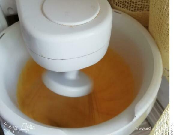 Взбиваю миксером.