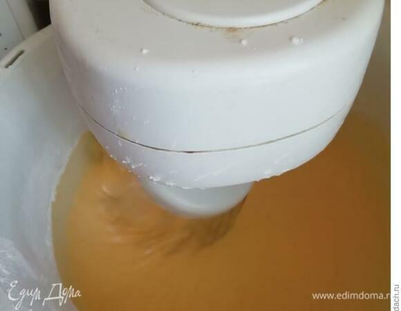 Продолжаю взбивать миксером.