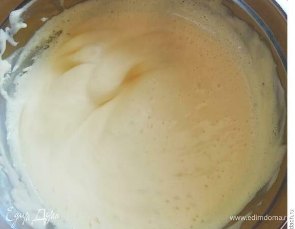 Помещаю на водяную баню и варю до загустения. Полностью остужаю, накрыв пищевой пленкой во избежание образования корочки на поверхности крема.