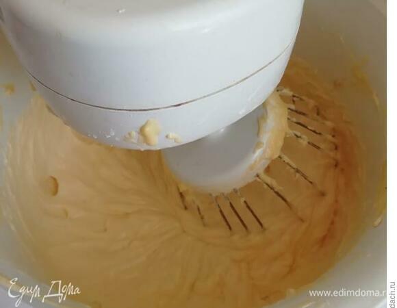 Масло взбиваю и, не прекращая взбивать, ввожу остывший крем.