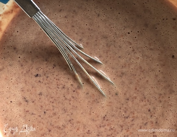 Приготовить тесто для печеночных блинчиков. Для этого через мелкую решетку мясорубки пропустить промытую куриную печень, лук и морковь. Яйца слегка взбить венчиком до однородности, добавить в тесто. Добавить муку, перемешать до однородности. Добавить соль, свежемолотый перец, мускатный орех. Влить холодное молоко, перемешать, оставить на 15–20 минут.