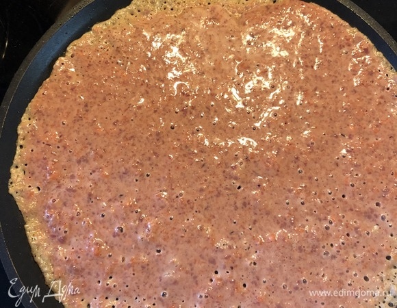 Жарить тонкие блинчики на хорошо разогретой сковороде, перед каждым блинчиком смазывать сковороду маслом с помощью кисти. Блинчики жарятся очень быстро, буквально по 2–3 минуты с каждой стороны.