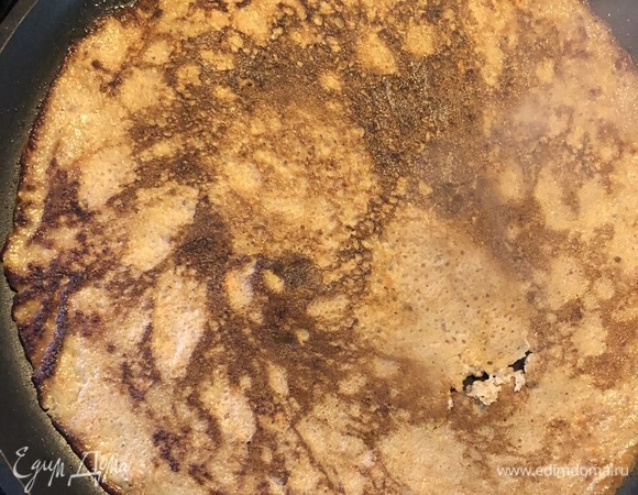 Перевернуть блинчик, пожарить с другой стороны. Готовые блинчики складывать стопкой на тарелку. Получается примерно восемь блинов диаметром 20–22 см.