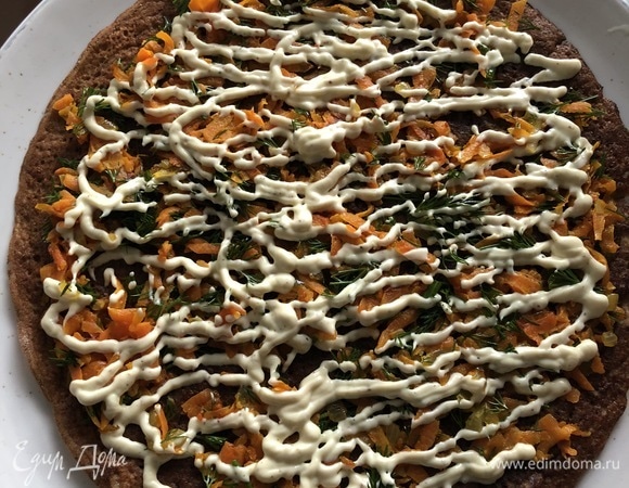 Собрать торт. Для этого уложить на большую тарелку первый блинчик, выложить равномерно немного начинки, добавить сверху майонез.