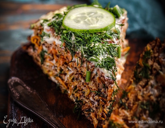 Укладывать поочередно оставшиеся блинчики, прослаивая их начинкой и майонезом. Верхний блинчик смазать майонезом и обильно посыпать рубленым укропом.