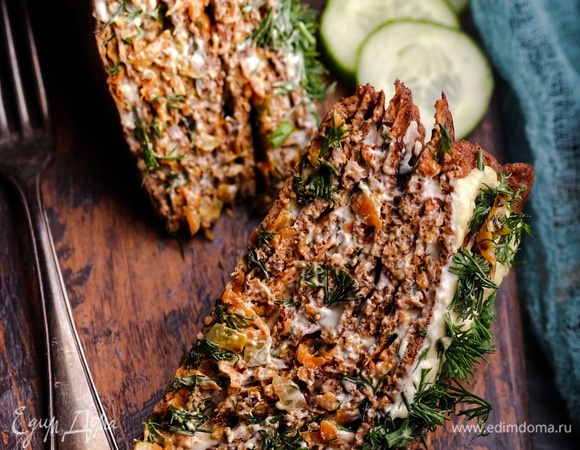 Желательно дать торту настояться ночь. Но если очень хочется, можно есть сразу :)