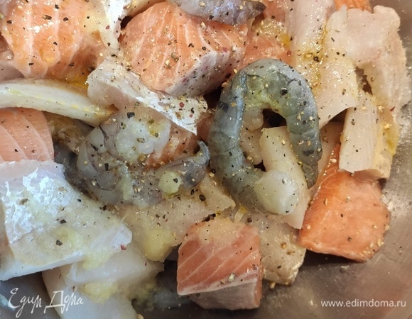 Рыбу (у меня треска и лосось) нарезать на кусочки, добавить размороженные и очищенные креветки, посолить и поперчить. Добавить сок лайма и оливковое масло, аккуратно перемешать и отправить в холодильник — пусть маринуется, пока будут готовиться остальные ингредиенты.