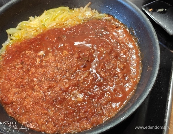 Другую половину луковицы нарезать четвертькольцами, обжарить на разогретом масле 3 минуты и добавить перебитые томаты, тушить 5 минут.