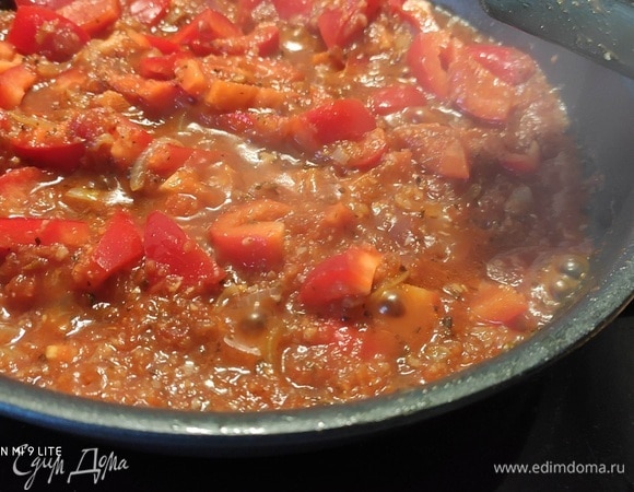 Добавить нарезанный на кусочки болгарский перец (если мелкий, то возьмите 2 шт.), тушить еще 5 минут. Зеленый болгарский перец я заменила на фенхель (по моему мнению фенхель хорошо сочетается с рыбой).