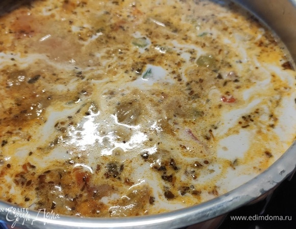 Влить кокосовое молоко и опять довести до кипения, посолить и поперчить по вкусу.