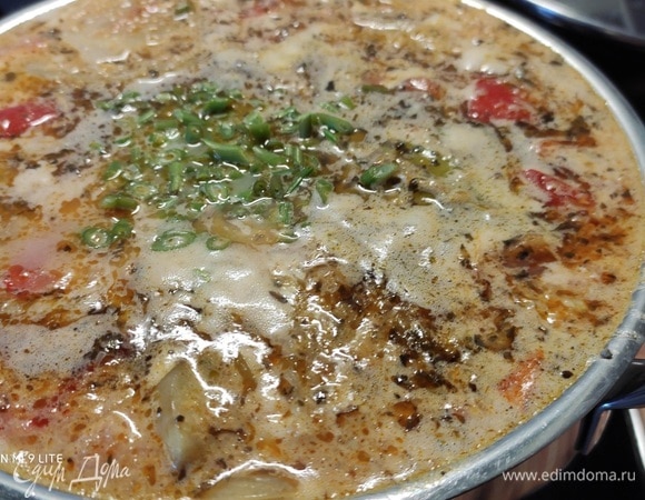 Выложить замаринованную рыбу с креветками, довести до кипения и варить приблизительно 5 минут на медленном огне. Я добавила лавровый лист и нарезанные стебли укропа. Попробовать на соль и перец, по желанию добавить щепотку сахара. Выключить огонь и дать настояться 10 минут. Вкусный суп готов.