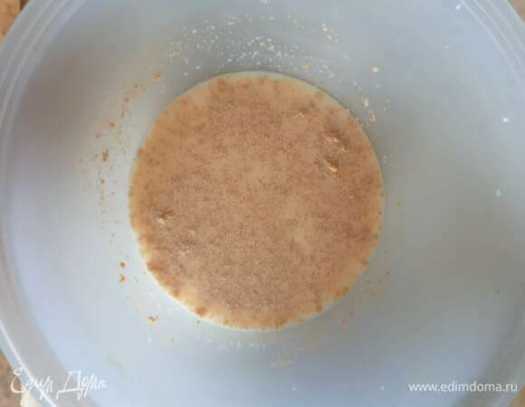 Сначала заводим тесто, для этого подогреваем до 40°C молоко, добавляем к нему немного сахара, соль и сухие дрожжи. Оставляем на 15 минут, чтобы дрожжи стали работать.