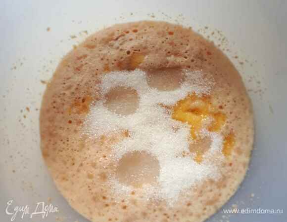 Когда дрожжи образуют на поверхности пену, добавляем оставшийся сахар и растопленное сливочное масло.