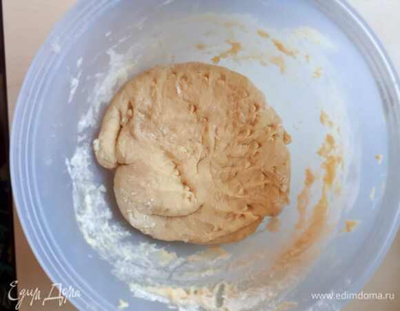 Затем постепенно вводим просеянную муку и замешиваем мягкое тесто. Оставляем его в теплом месте на 2 часа, накрыв чистым полотенцем, чтобы тесто подошло.