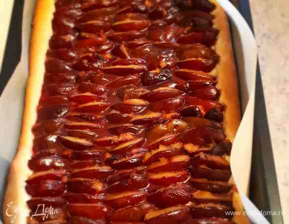 Достаем пирог из духовки и посыпаем смесью корицы, измельченного в ступке розового перца и коричневого сахара, выпекаем еще минут 10 до появления сахарной корочки.