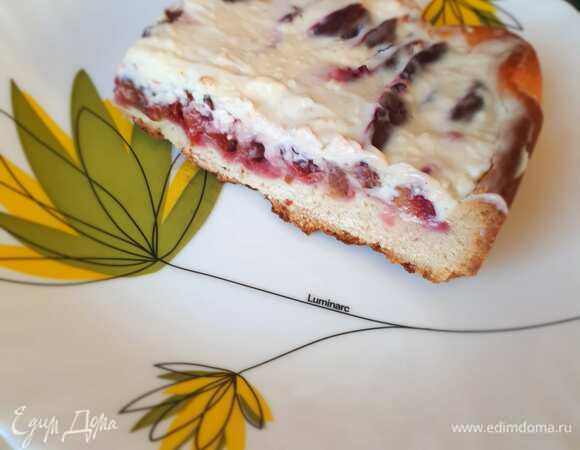 Остывший пирог покрываем кремом и наслаждаемся чаепитием! Немного уточню, что количество всех ингредиентов указано приблизительно, так как всегда делаю на глаз :)