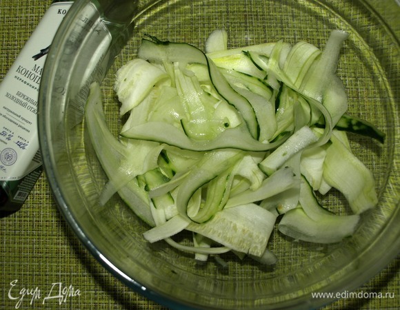 Молодой кабачок, огурец тщательно промыть и нарезать овощерезкой на тонкие пластины.