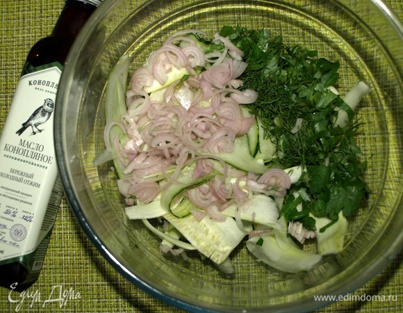 Лук-шалот очистить и нашинковать. Зелень (зеленый лук, петрушка, укроп) мелко порубить. Добавить в миску к кабачкам с огурцами.