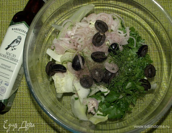 Маслины разрезать на две половинки и добавить к остальным ингредиентам. Добавить соль по вкусу, перец, лимонный сок и перемешать.