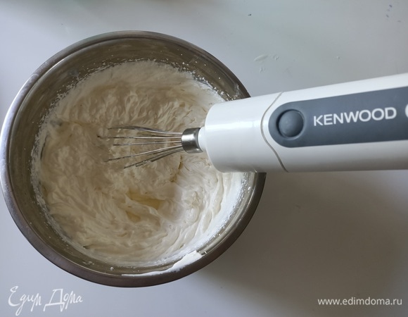 С помощью миксера взбить холодные свежие сливки с сахарной пудрой до устойчивых пиков. Не переставая взбивать, добавить яйцо и ванильный экстракт.