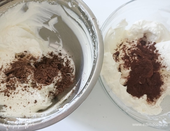 Разделить массу пополам. В одну добавить измельченный шоколад, во вторую — какао. Аккуратно перемешать.