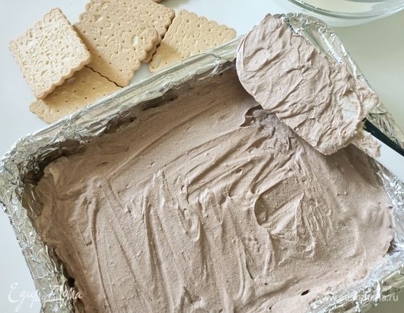 Затем на печенье выложить шоколадно-сливочный крем.