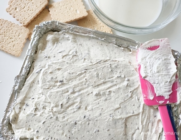 Далее — сливочный крем с шоколадной крошкой.