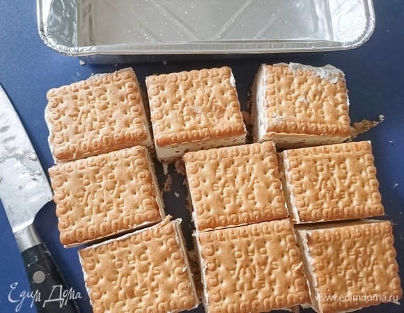 Достать форму из морозильной камеры, перевернуть верх дном, снять фольгу (или пищевую пленку) и разрезать мороженое.