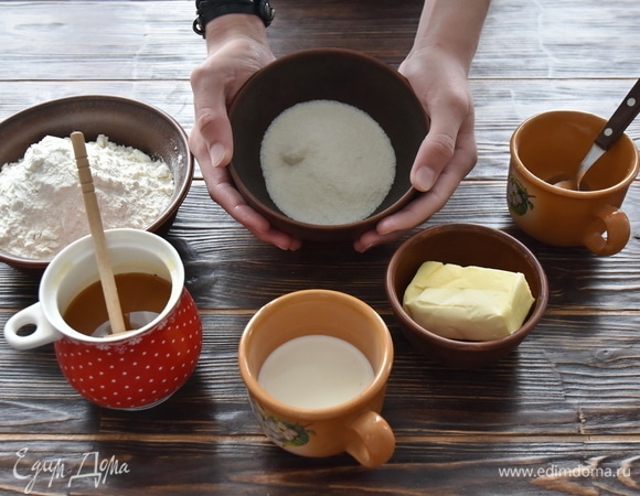 Подготовить необходимые продукты. Муку просеять через мелкое сито вместе с разрыхлителем.