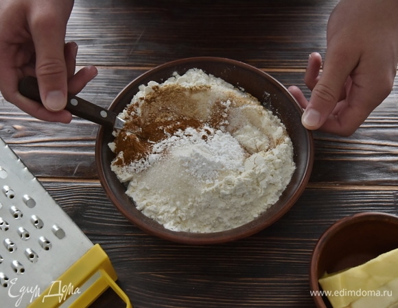 Соединить сухие компоненты: муку, разрыхлитель, молотый имбирь, корицу, сахар, соль. Перемешать.