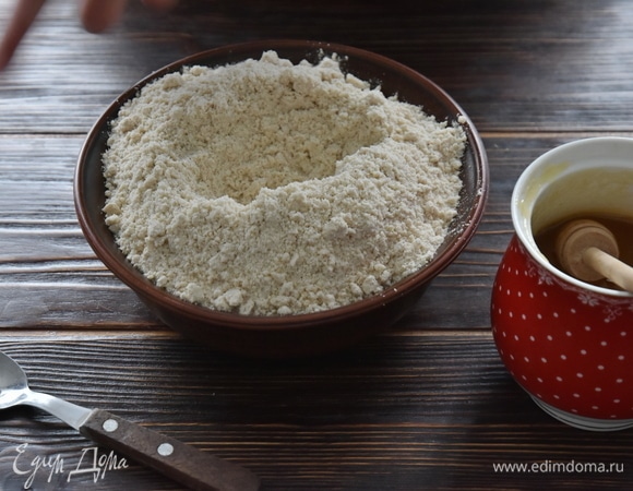 Быстро растереть смесь руками до состояния крошки. В центре сформировать углубление.