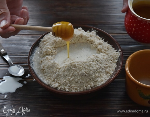 Добавить жидкий мед.