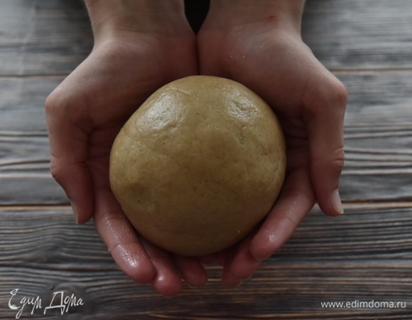 Сформировать из теста шар, обернуть его пленкой и положить в холодильник на 30 минут.