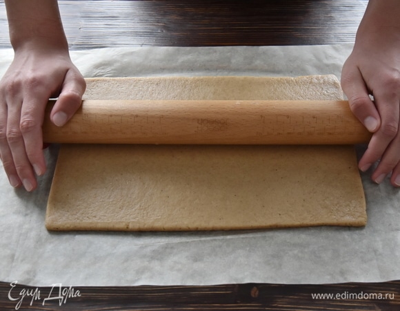 Охлажденное тесто раскатать в прямоугольник толщиной 5 мм и размером 20 х 30 см.