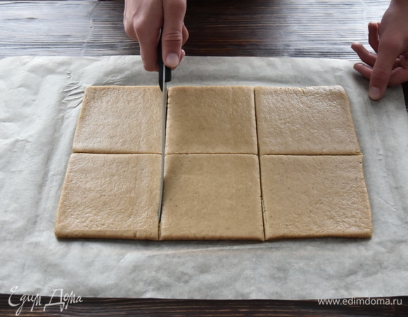 Разрезать пласт на квадраты размером 10 х 10 см.