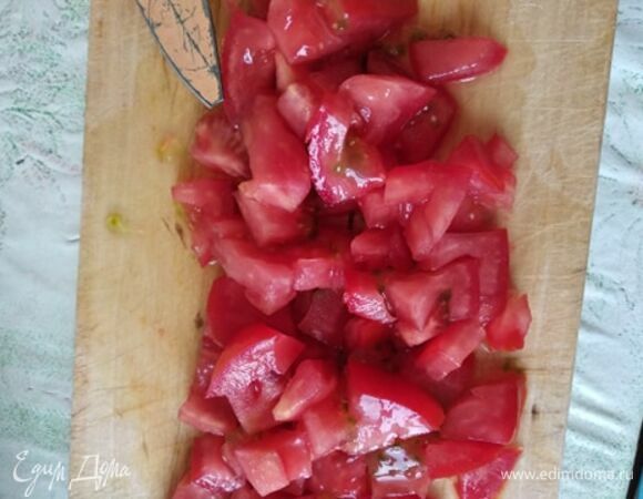 Кубиком нарезать помидоры. Сыр натереть на крупной терке. Мелко порубить зелень. У меня была кинза. Очень хорошо получается с базиликом. Но можно добавить любую зелень.