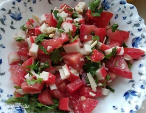 Для заправки смешать оливковое масло и лимонный сок. Соединить все ингредиенты, поперчить. Я не солю, мне достаточно соли в палочках и сыре. Вы смотрите на свой вкус. Заправить салат и подавать. Приятного аппетита!