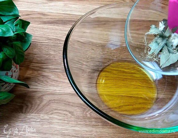 Приступаем к приготовлению маринада. Берем чеснок, режем на небольшие слайсы и складываем все в миску. Добавляем лавровый лист и немного сушеного розмарина.