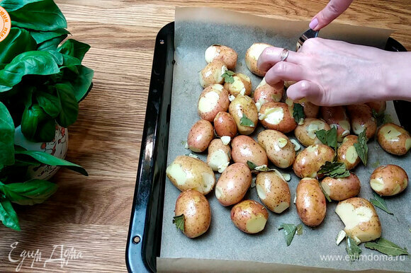 Картофель прокалываю вилкой и ставлю в разогретую до 180°C духовку на 30–35 минут.