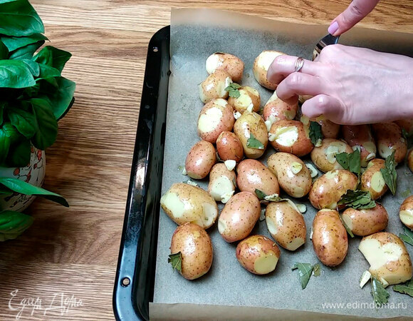 Картофель прокалываю вилкой и ставлю в разогретую до 180°C духовку на 30–35 минут.