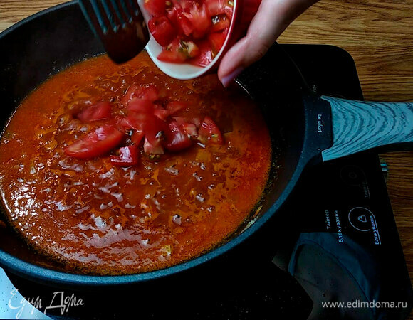 В этой же сковороде обжарить лук, добавить бульон, помидоры, протушить обжаренное филе 8 минут. Добавить оливки, каперсы и базилик.