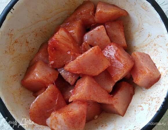 Филе индейки нарезать средним кубиком. Добавить соль, паприку и 1 столовую ложку растительного масла. Тщательно перемешать, чтобы все кусочки покрылись паприкой. Оставить на 30 минут мариноваться.