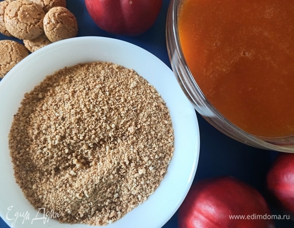 Остальное печенье смешиваем с нектариновым пюре.