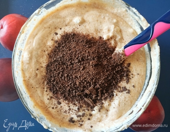 Туда же добавляем измельченный шоколад и снова все аккуратно перемешиваем.